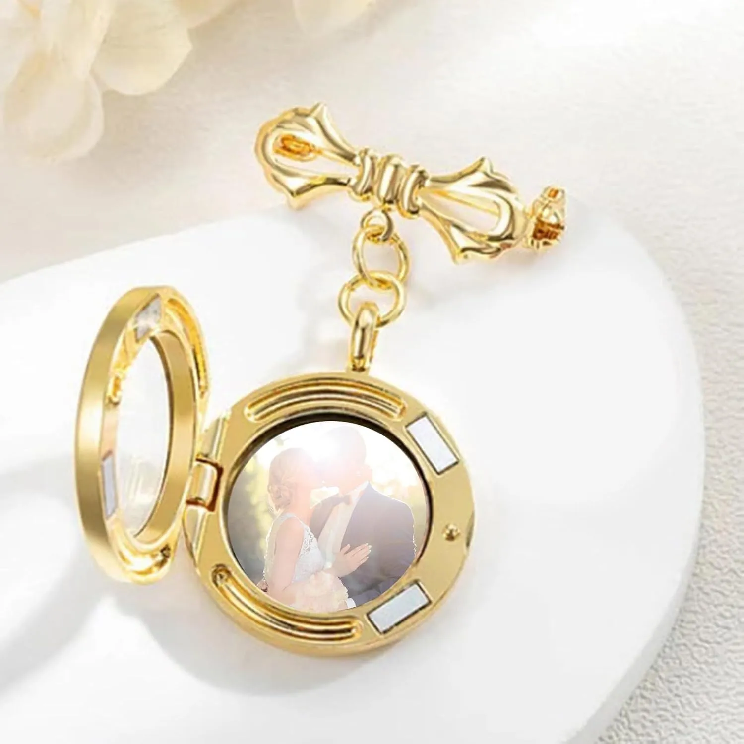 Customizable Wedding Picture Pin Photo Frame Lapel Pin Lacy Oval Shape Brooch Jewelry for Christmas
