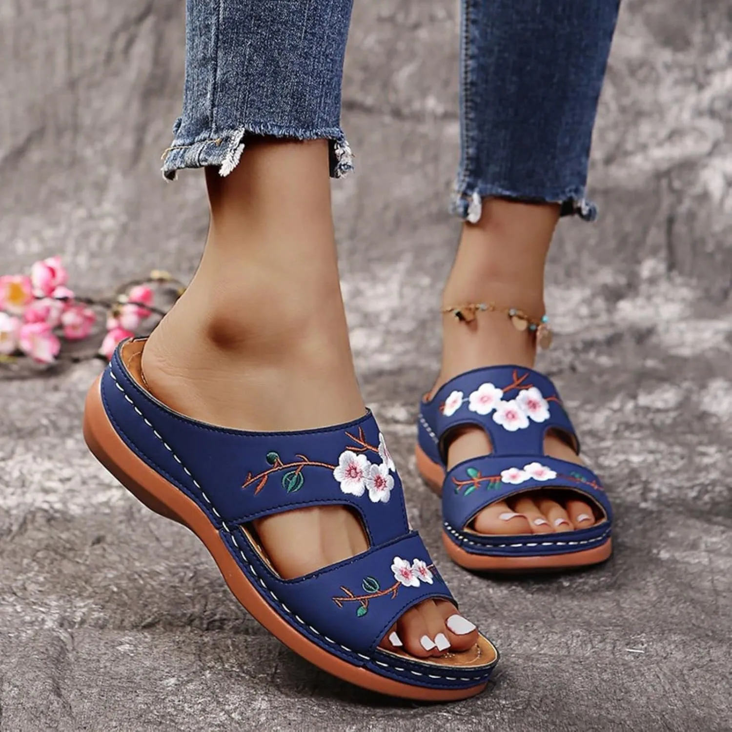 Women Sandals Flower Embroidered Wedge Flat Slipper Casual Open Toe Slip-on Slides Lightweight Comfory Outdoor Shoes